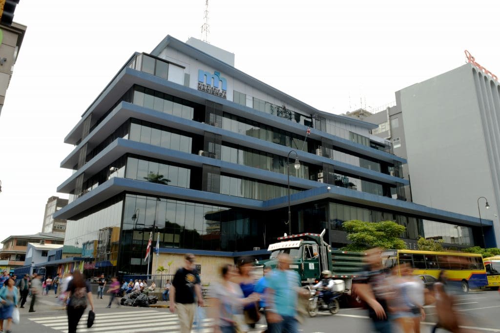 Imagen principal del artículo: Hacienda anuncia nuevo recorte de gastos y congela aumento salarial del sector público hasta 2024
