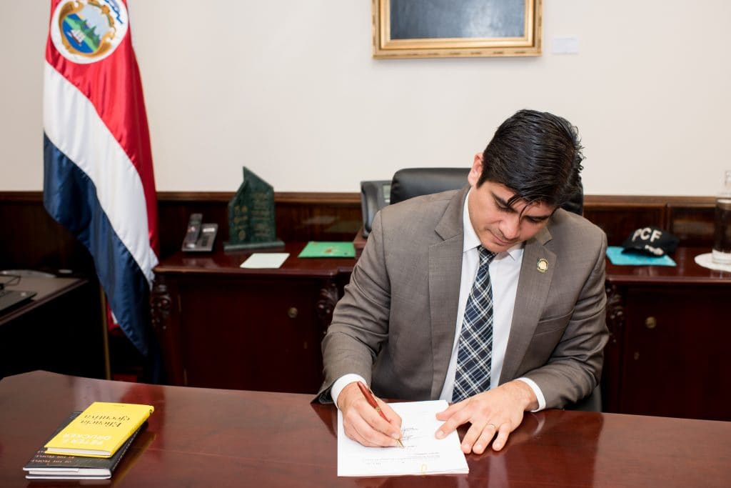 Imagen principal del artículo: Presidente firma ley para cerrar instituciones inactivas; Mideplan revisará la conveniencia de 323 restantes
