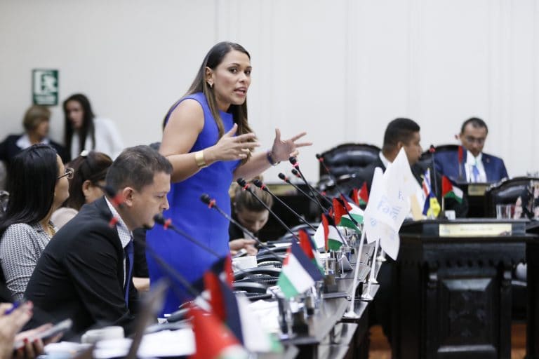 Todos con la diputada Acuña