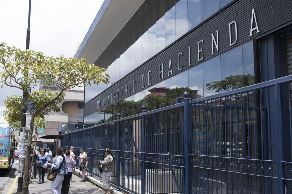 Imagen principal del artículo: IVA deja los primeros frutos a Hacienda, mientras regla fiscal sigue siendo tema pendiente
