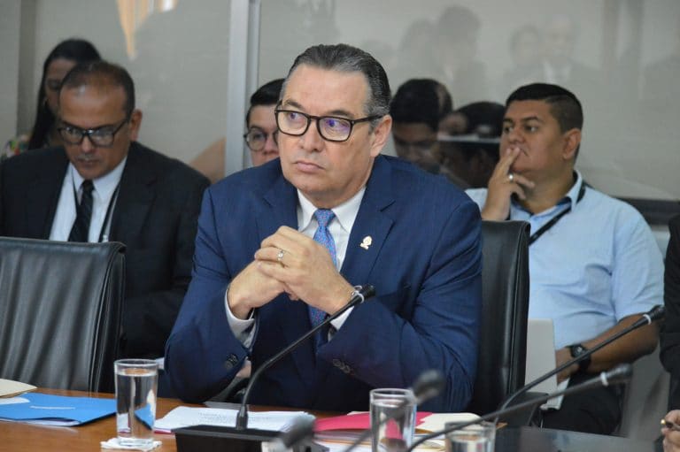 Diputado busca impedir que restricción sanitaria contra COVID-19 se aplique en lunes feriados