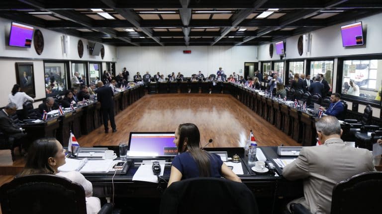 Explicaciones, votaciones y silencios