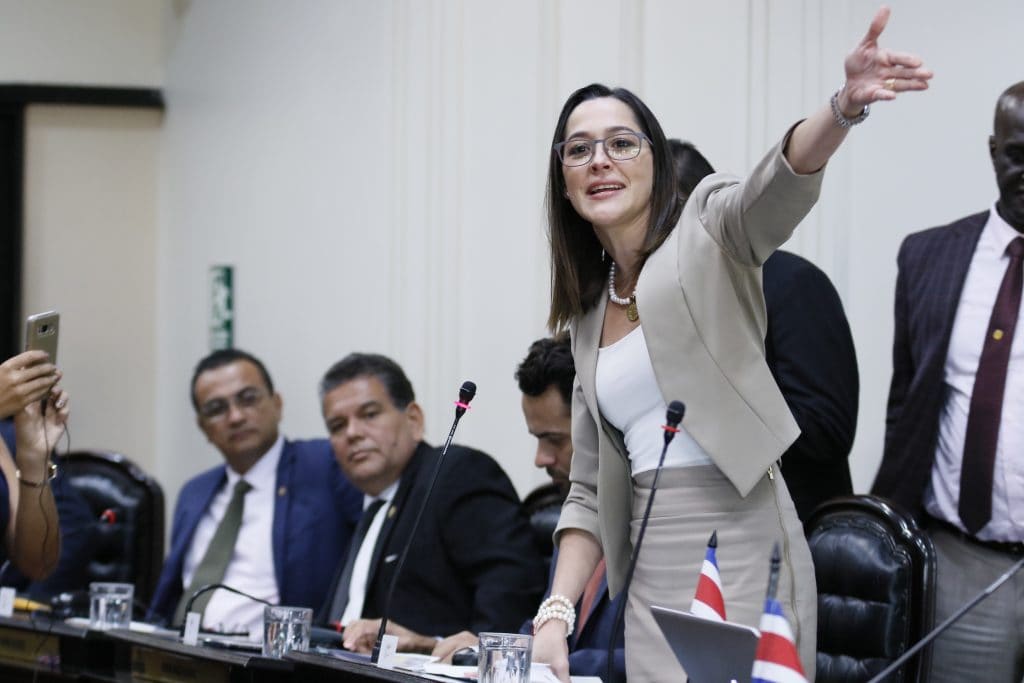 Imagen principal del artículo: Diputada presenta más de 100 mociones a proyecto para prohibir explotación de petróleo en Costa Rica