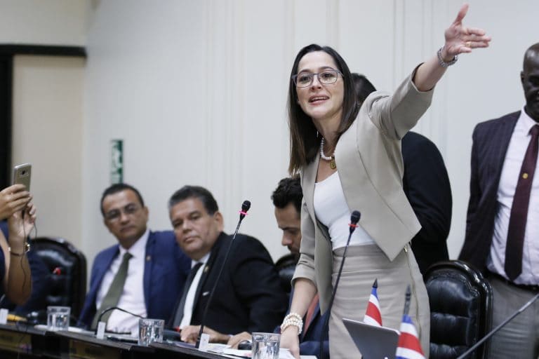 Diputada presenta más de 100 mociones a proyecto para prohibir explotación de petróleo en Costa Rica