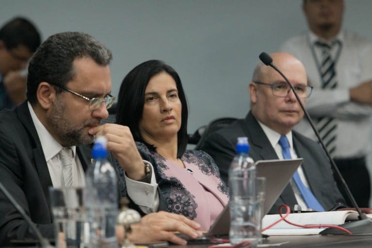 ¿Golpazo a las pensiones de lujo? No. Mientras tanto, en Limón...