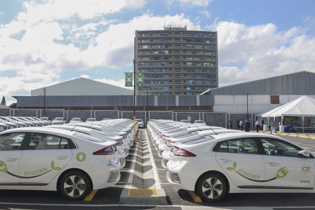 Imagen principal del artículo: El ICE recorre el país estrenando 100 carros eléctricos