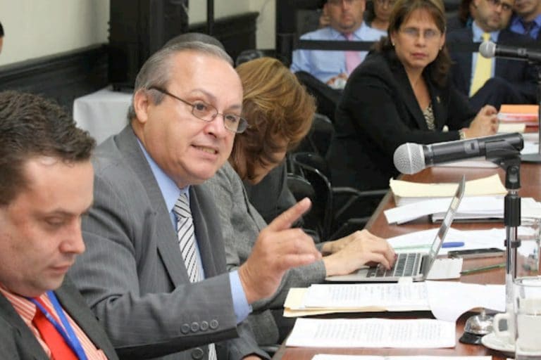 "Lo que es está haciendo usted es trata de personas y ofreciendo a mujeres indígenas a cambio de un bacheo"