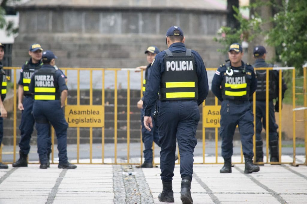 Imagen principal del artículo: Mideplán ajusta en 40% salarios globales para policías tras protestas por escalas "indignantes y ofensivas"
