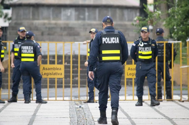 Mideplán ajusta en 40% salarios globales para policías tras protestas por escalas "indignantes y ofensivas"