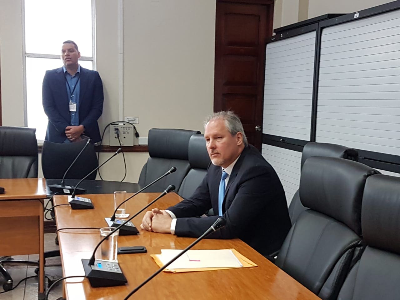 Imagen principal del artículo: Alberto Raven pone la lupa de los diputados sobre Sergio Alfaro y Evita Arguedas sobre Alexander Mora