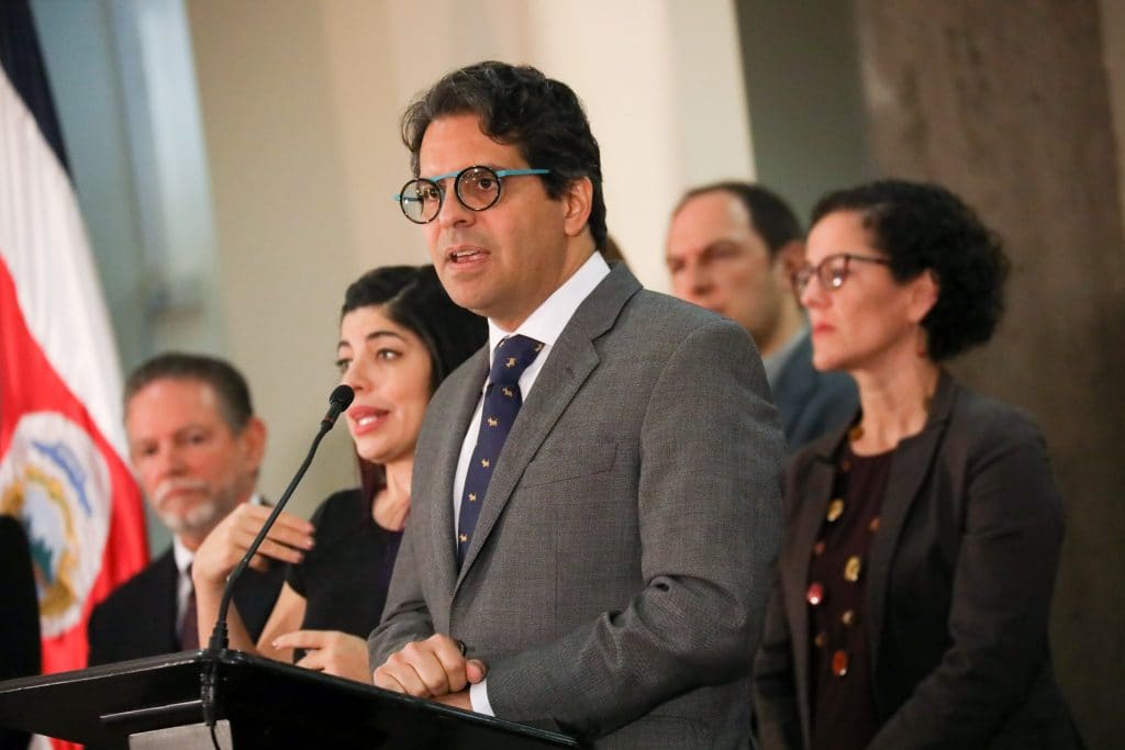 Imagen principal del artículo: Edgar Mora desiste de buscar una precandidatura presidencial en el PAC