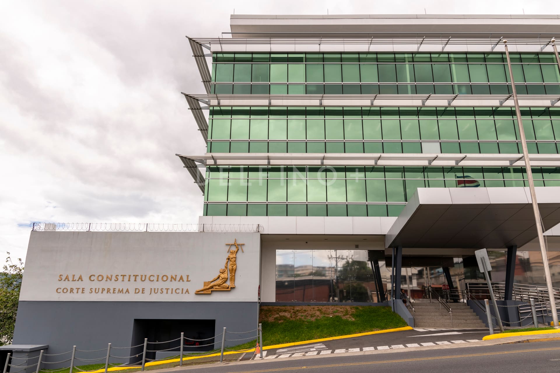 Imagen principal del artículo: Sala IV condena uso de gas lacrimógeno contra persona que no participaba de bloqueos en Aguas Zarcas