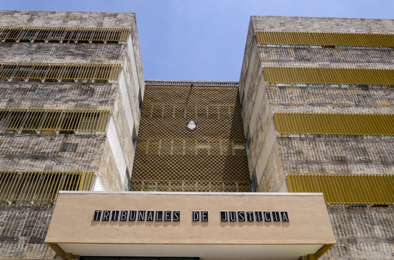 Tribunal condena a exfuncionario de Japdeva y agente aduanero a 10 años de cárcel por peculado