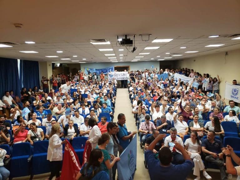 Huelga en la Caja se complica, Hacienda navega cuesta arriba