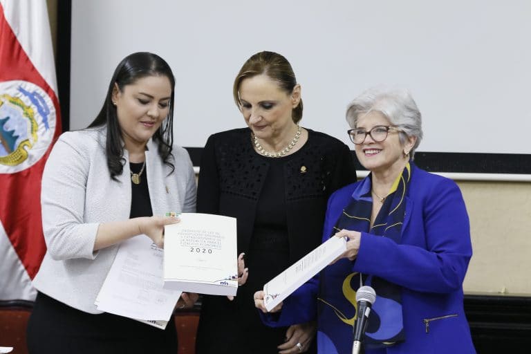 Ministra dice que si Sala IV saca a universidades de regla fiscal, igual no podrá aumentarles el presupuesto