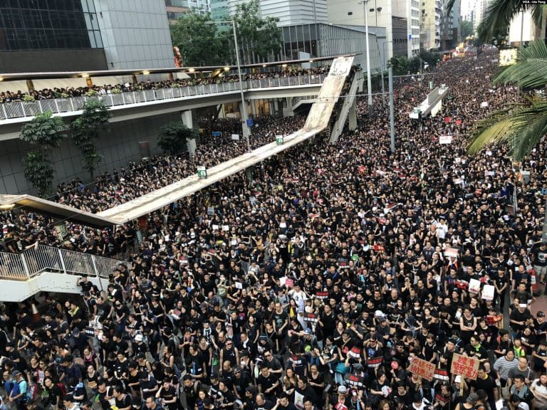 Conflictos escalan en Hong Kong, Gaza e Israel; EE.UU retiene cifra récord de menores migrantes
