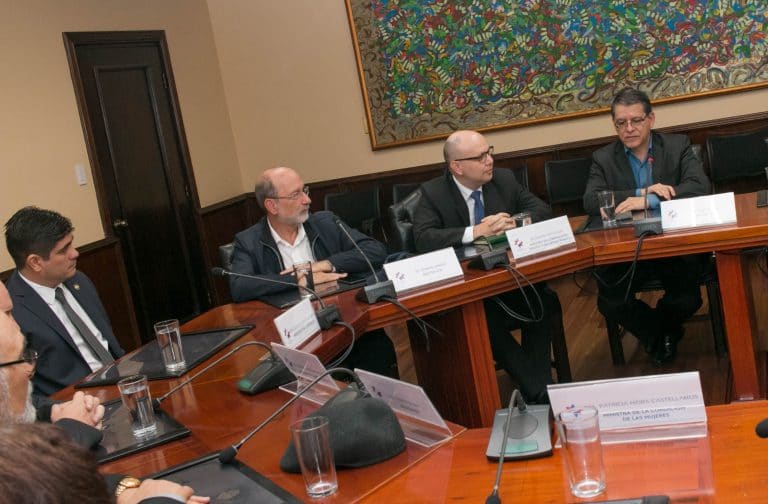 UCR y Fuerza Pública siguen enfrentados, mientras tanto, hablemos de la tasa de usura... y del VIH
