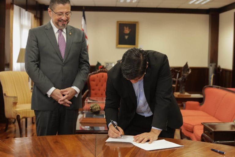 Presidente desoye al ministro de Hacienda y firma ley que saca a municipalidades de la Regla Fiscal