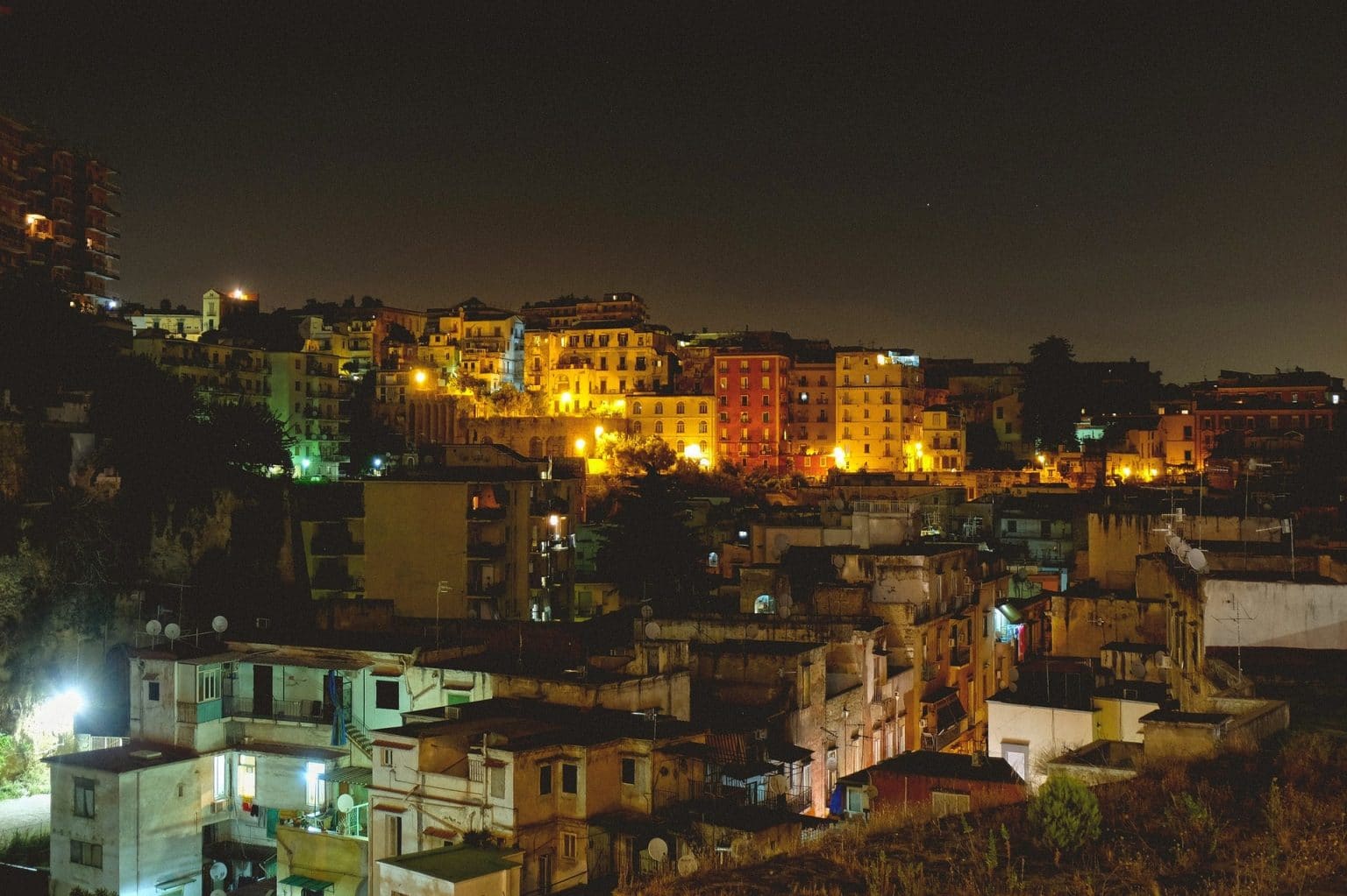 Imagen principal del artículo: Pandillas decretan toque de queda en favelas; Turquía acusa a 20 sauditas por asesinato de periodista