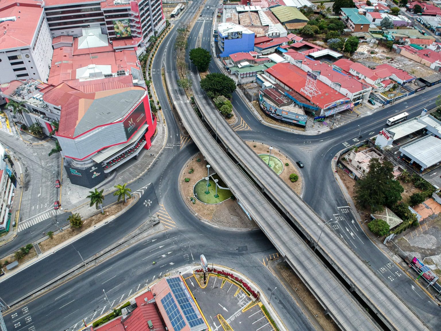 Imagen principal del artículo: PEN: restricción vehicular sí está asociada con menores tasas de contagio de COVID-19 en 44 cantones