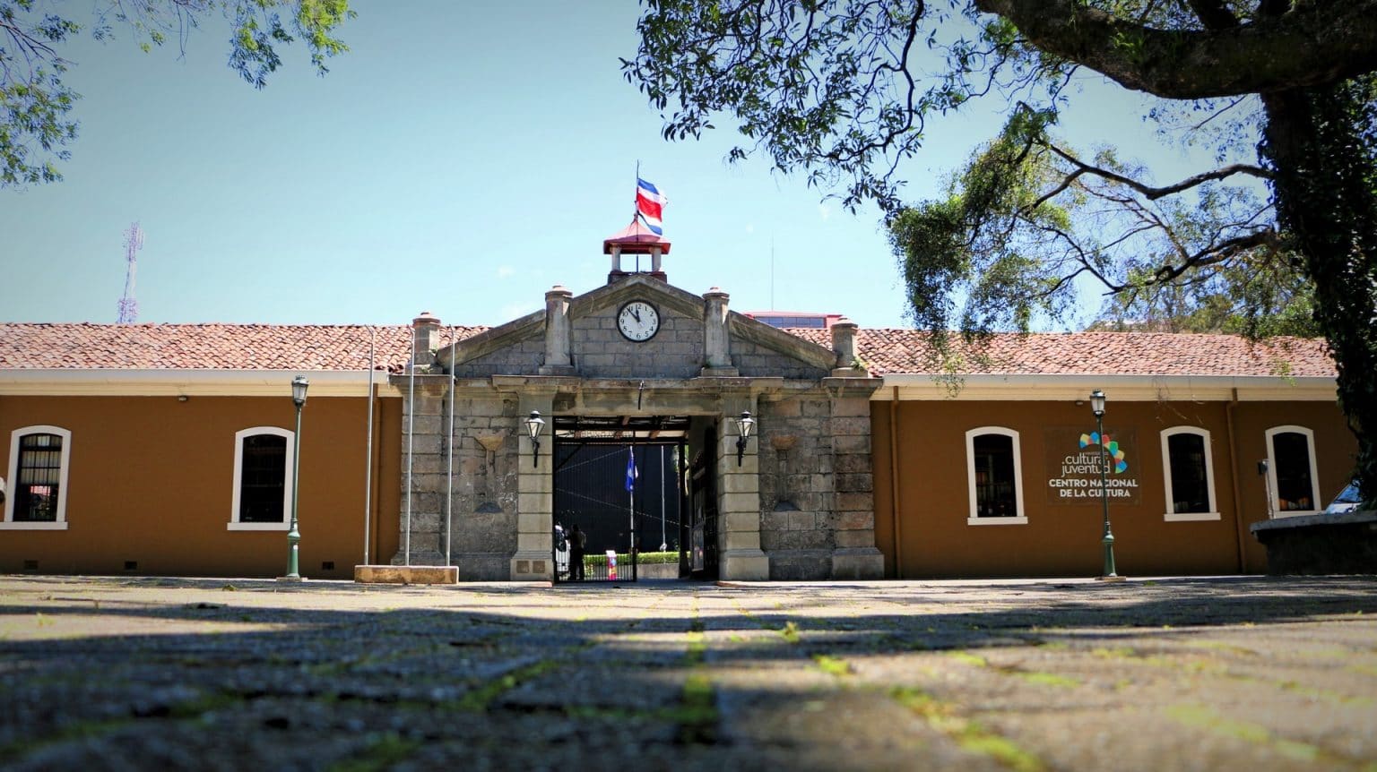 Imagen principal del artículo: Una sola casa, muchas puertas: 54 años del Ministerio de Cultura y Juventud