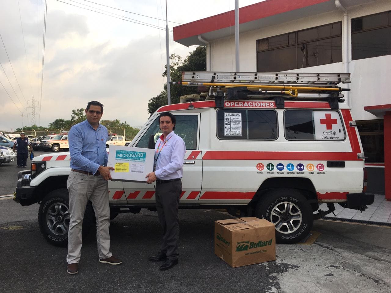 Imagen principal del artículo: CEMEX dona 2 mil mascarillas y 280 trajes desechables para protección de cruzrojistas
