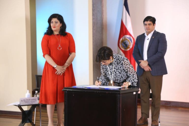 Gobierno firma directriz para agilizar trámites a personas y sector privado