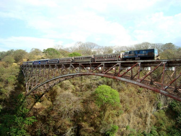 Firman convenio para estudios del tren entre Puntarenas y Alajuela