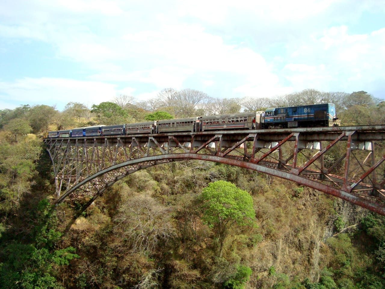Imagen principal del artículo: Firman convenio para estudios del tren entre Puntarenas y Alajuela