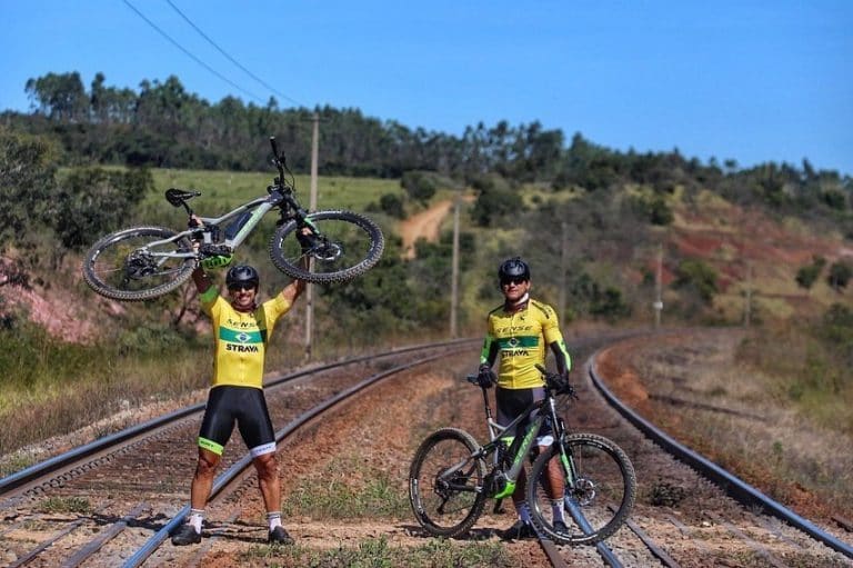 Futbolista brasileño inició travesía de 600 km en bicicleta para ayudar a 4.000 familias necesitadas