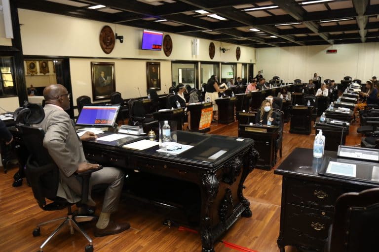 En caótica sesión por supuestos casos de COVID-19; diputados trasladan feriados a lunes hasta 2024