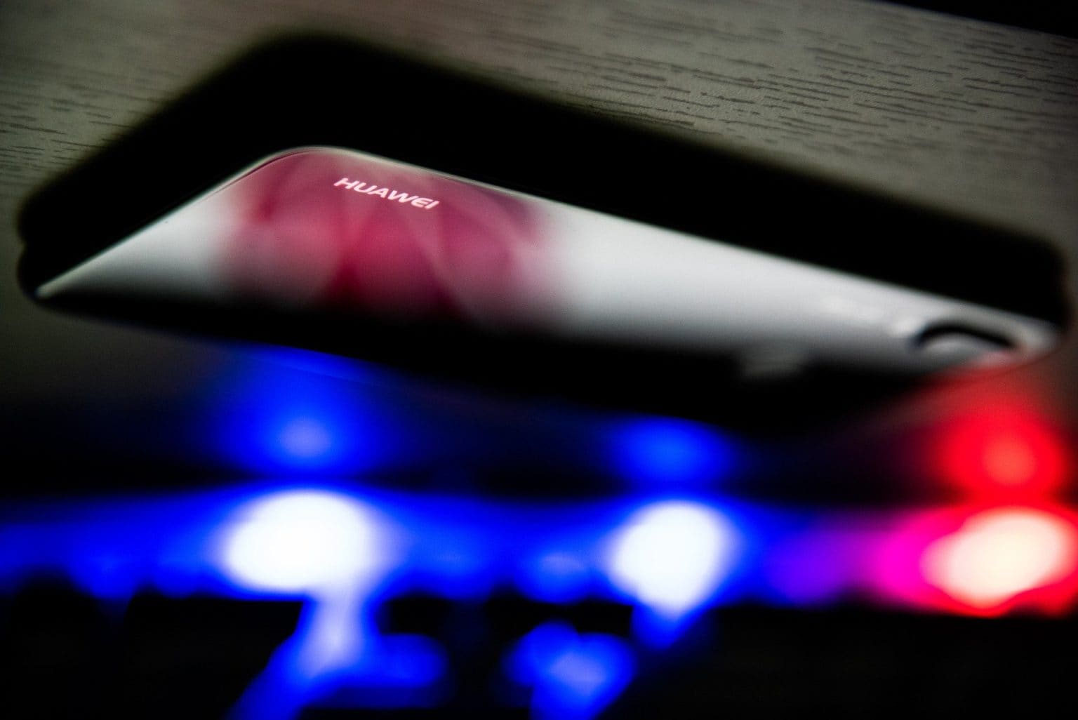 Imagen principal del artículo: Huawei queda fuera de red 5G en Occidente; vacuna contra COVID-19 podría estar cerca