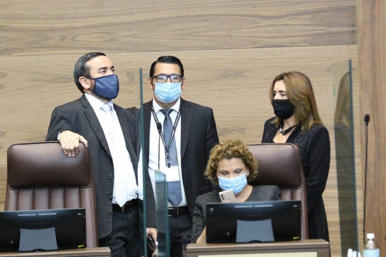 Tras acalorado debate, diputados aprueban ley "condicionada" de pesca de arrastre