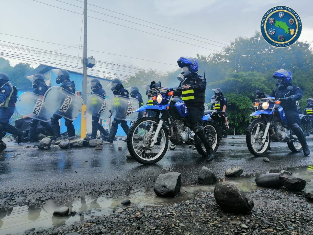 Imagen principal del artículo: Sala IV rechaza reclamos por uso de la fuerza para levantar bloqueos en Pérez Zeledón y Cañas
