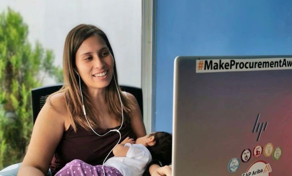 Imagen principal del artículo: Coca-Cola FEMSA amplía licencia de maternidad e implementa jornadas flexibles para colaboradores