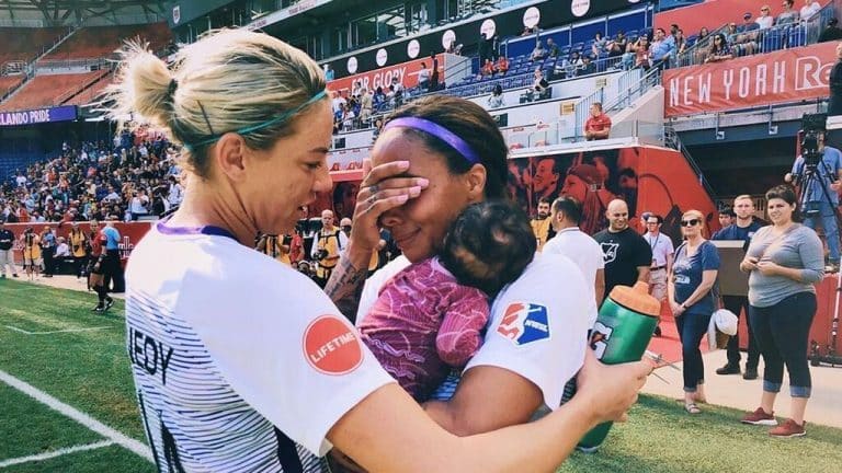 FIFA estipuló que futbolistas profesionales tendrán licencia de maternidad a partir del 2021