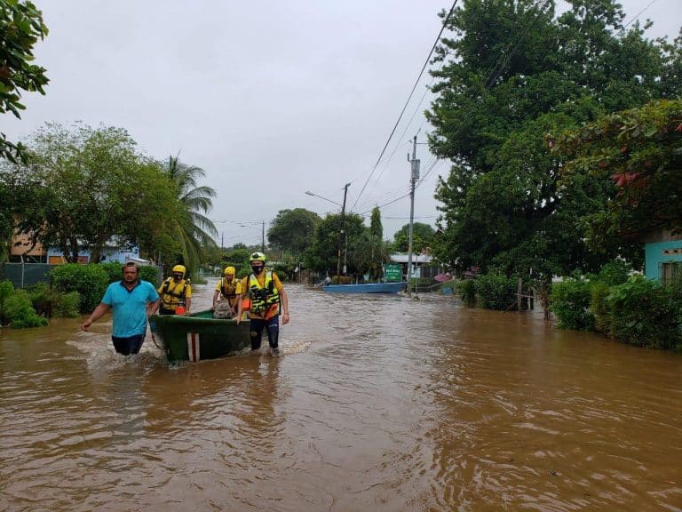 Alerta roja en Parrita, Quepos y Golfito; confirman dos fallecidos por derrumbe en Coto Brus