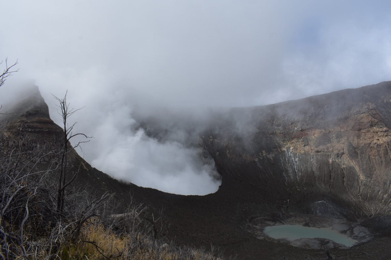 Imagen principal del artículo: Reciente erupción del volcán Turrialba es la más importante de los últimos cuatro años