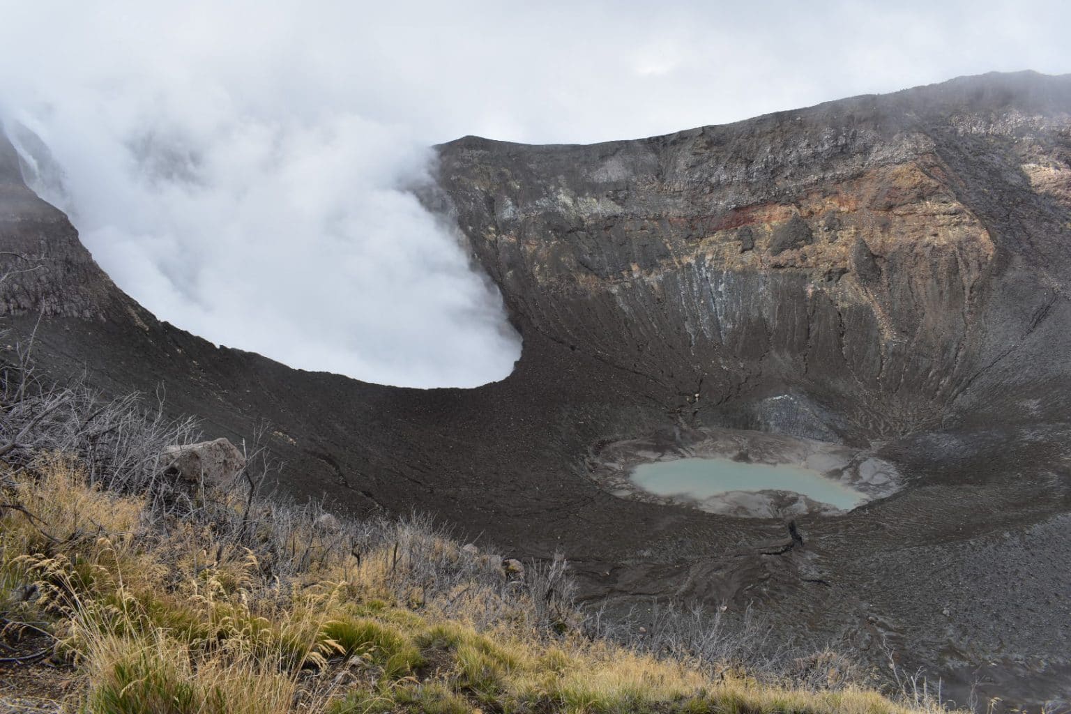 Imagen principal del artículo: Investigación científica revela que volcanes Irazú y Turrialba están conectados