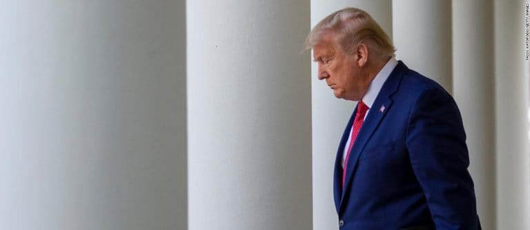 Trump padece insuficiencia venosa crónica, confirma la Casa Blanca