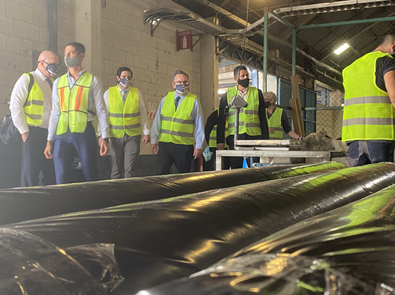 Empresa tica presenta primeras bolsas plásticas elaboradas a partir de material reciclado