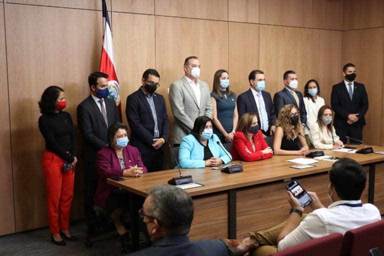 Bloque de diputados pide al Ejecutivo que deje de atrasar convocatoria de ley sobre cáñamo y cannabis