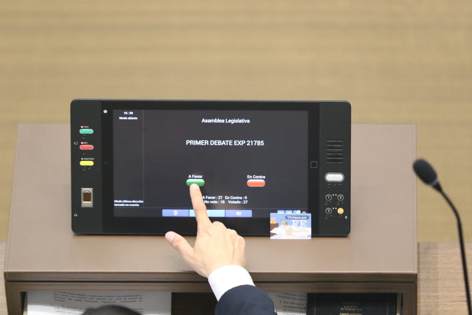 Imagen principal del artículo: Aprobada ley de rastreo y etiquetado de licores; Ley de Empleo Público enfrenta al PAC en comisión