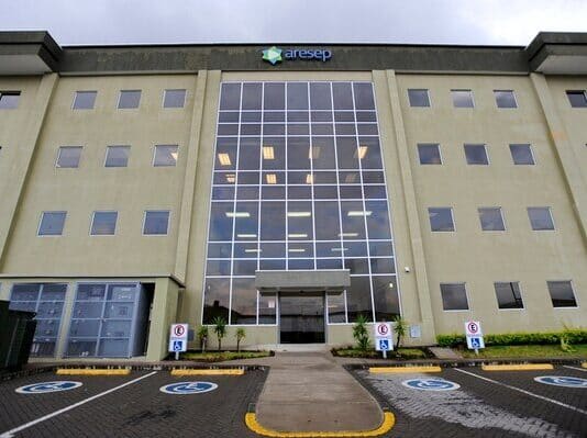 Aresep ordena al AyA suspender cobro a cantones afectados por agua con hidrocarburos