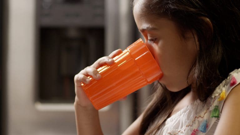 Ecologistas piden a Aresep una rebaja en servicio de agua para comunidad afectada por plaguicidas
