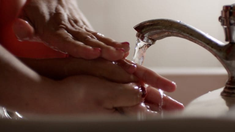 Aresep suspende cambio a reglamento sobre cobro de agua en condominios