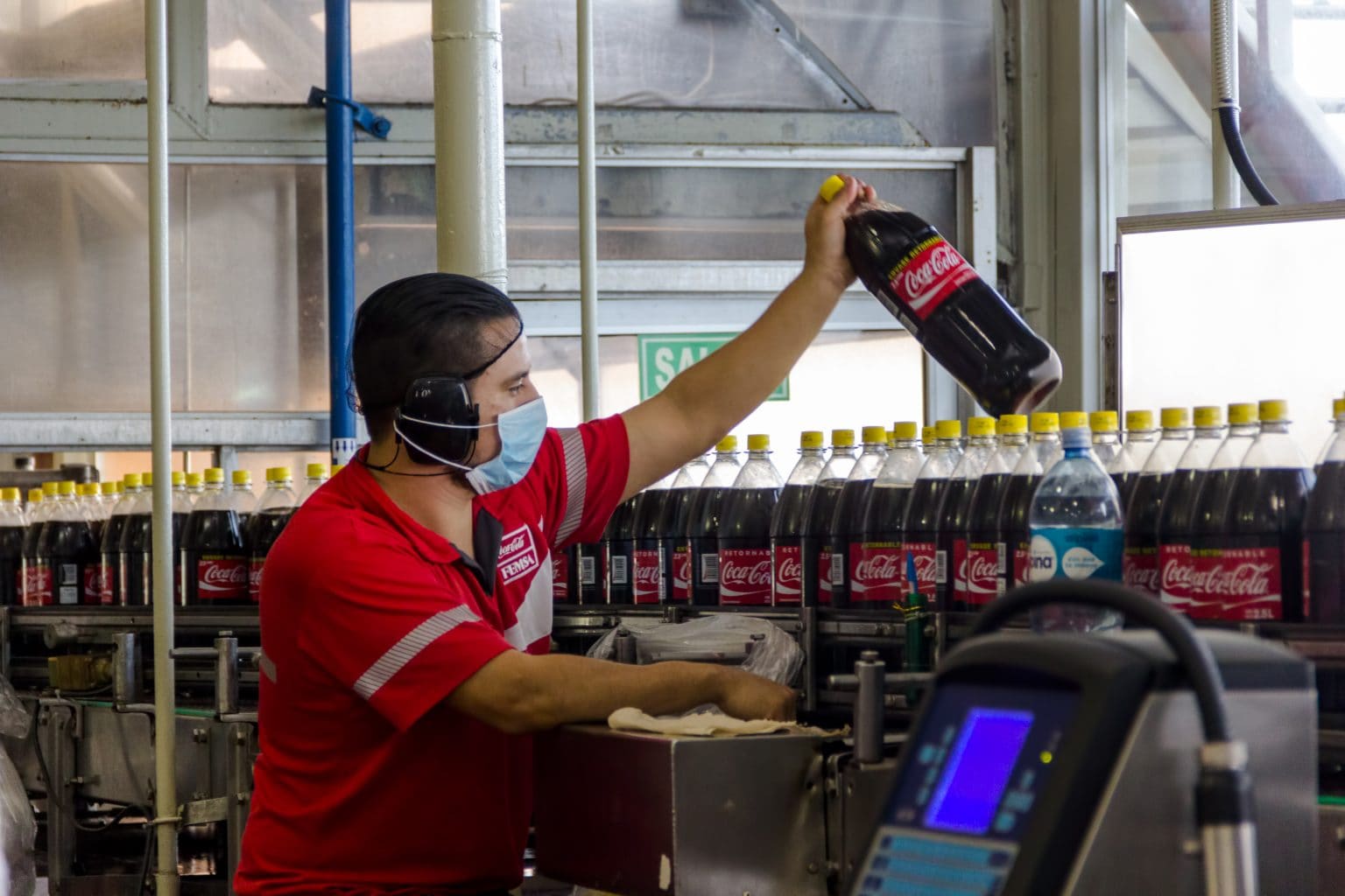 Imagen principal del artículo: Sistema Coca-Cola traza meta de protección del agua