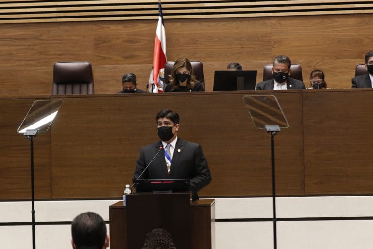 Presidente reprocha ante el Congreso incrementos del gasto y malas inversiones de gobiernos previos