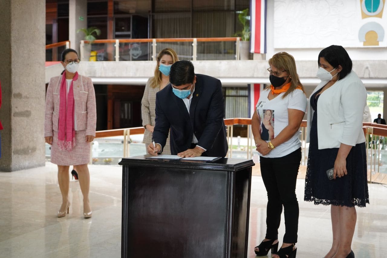 Imagen principal del artículo: Presidente firma ley que amplía figura del femicidio