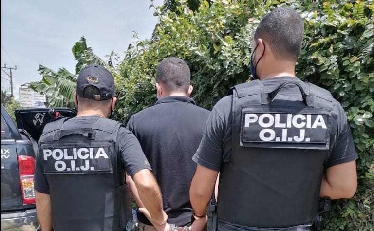 OIJ detiene a asistente de enfermería y a guarda de seguridad tras desaparición de 264 dosis de vacunas COVID-19 en Alajuela